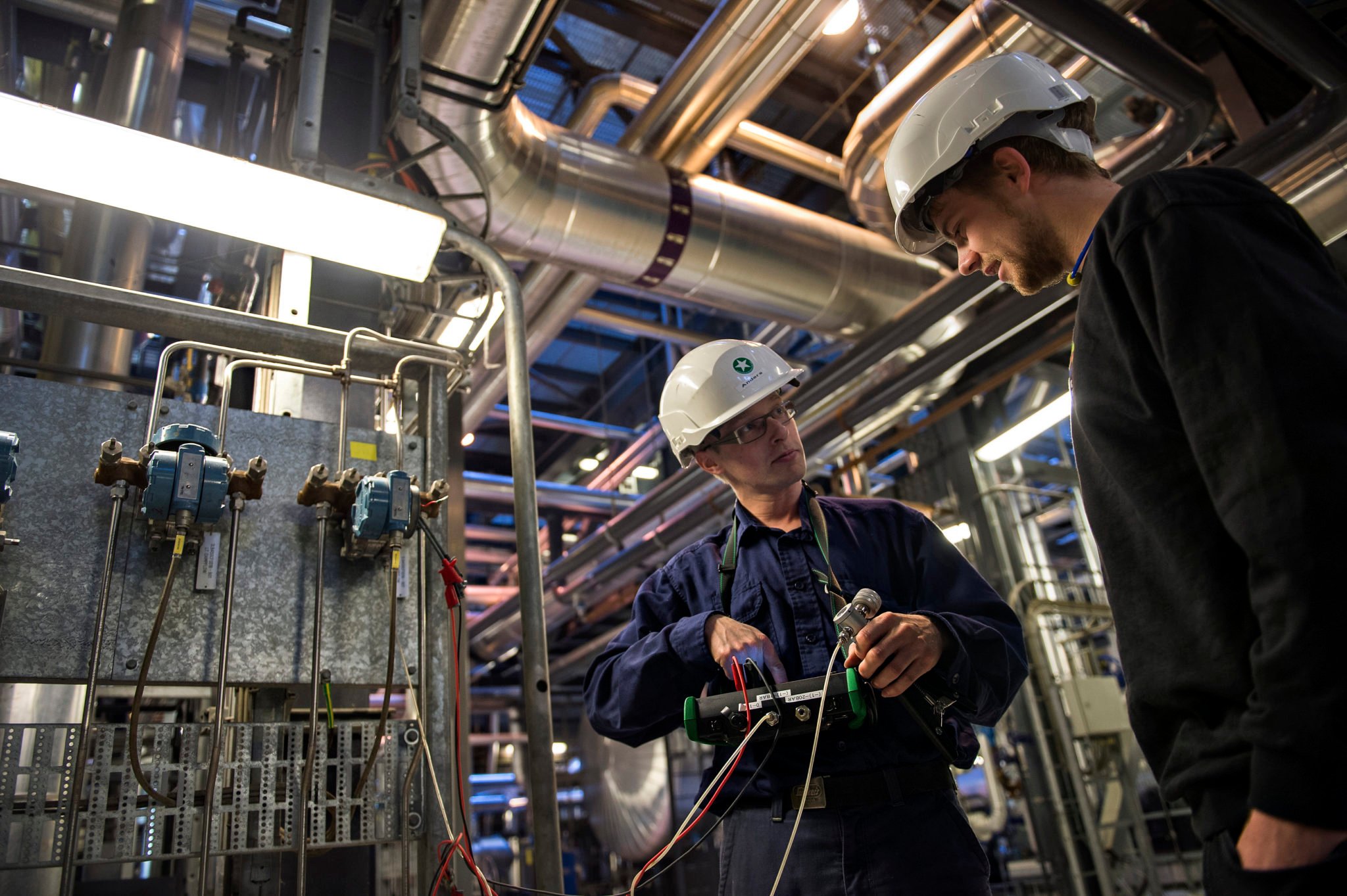 Engineers using Beamex MC6 calibrator